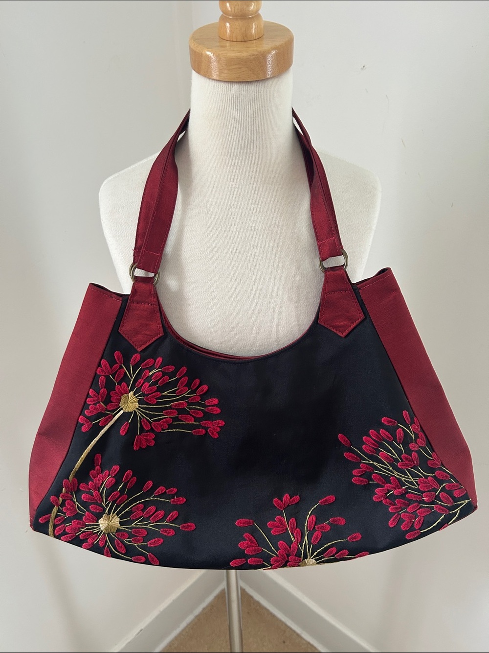 Joy Oy Black/Crimson Floral-Print Silj Shoulder Bag